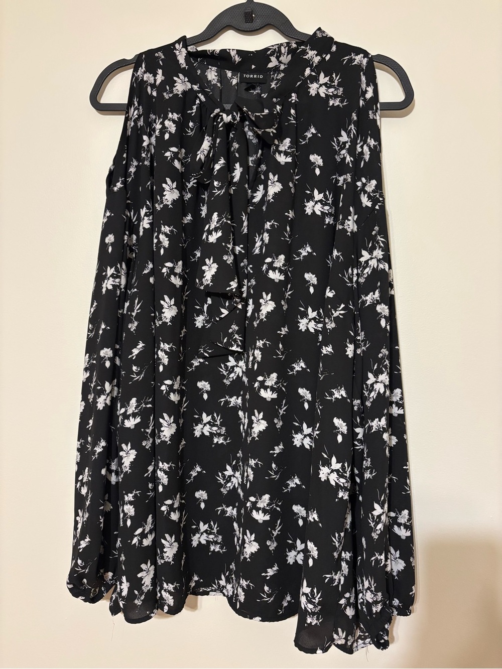 torrid Black Floral Tie-Neck Blouse Cut Out Shoulders